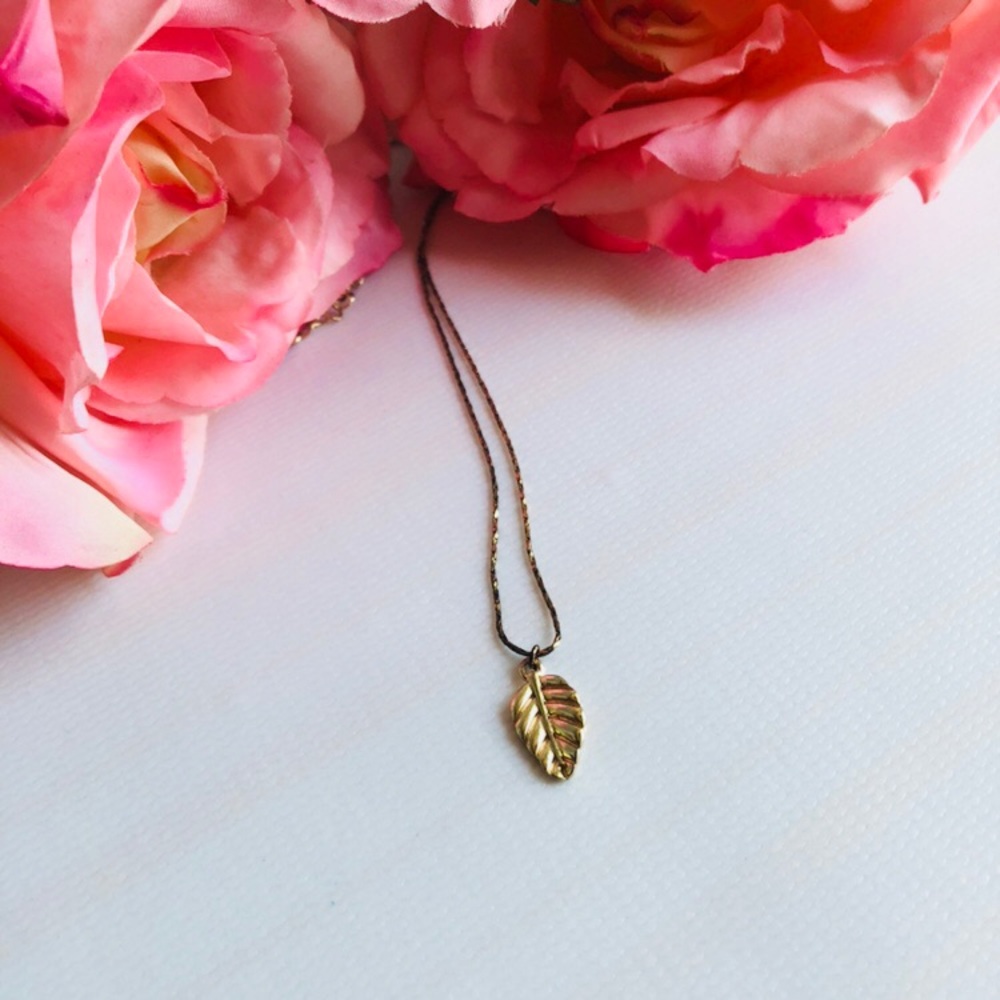 A GOLD LEAF NECKLACE